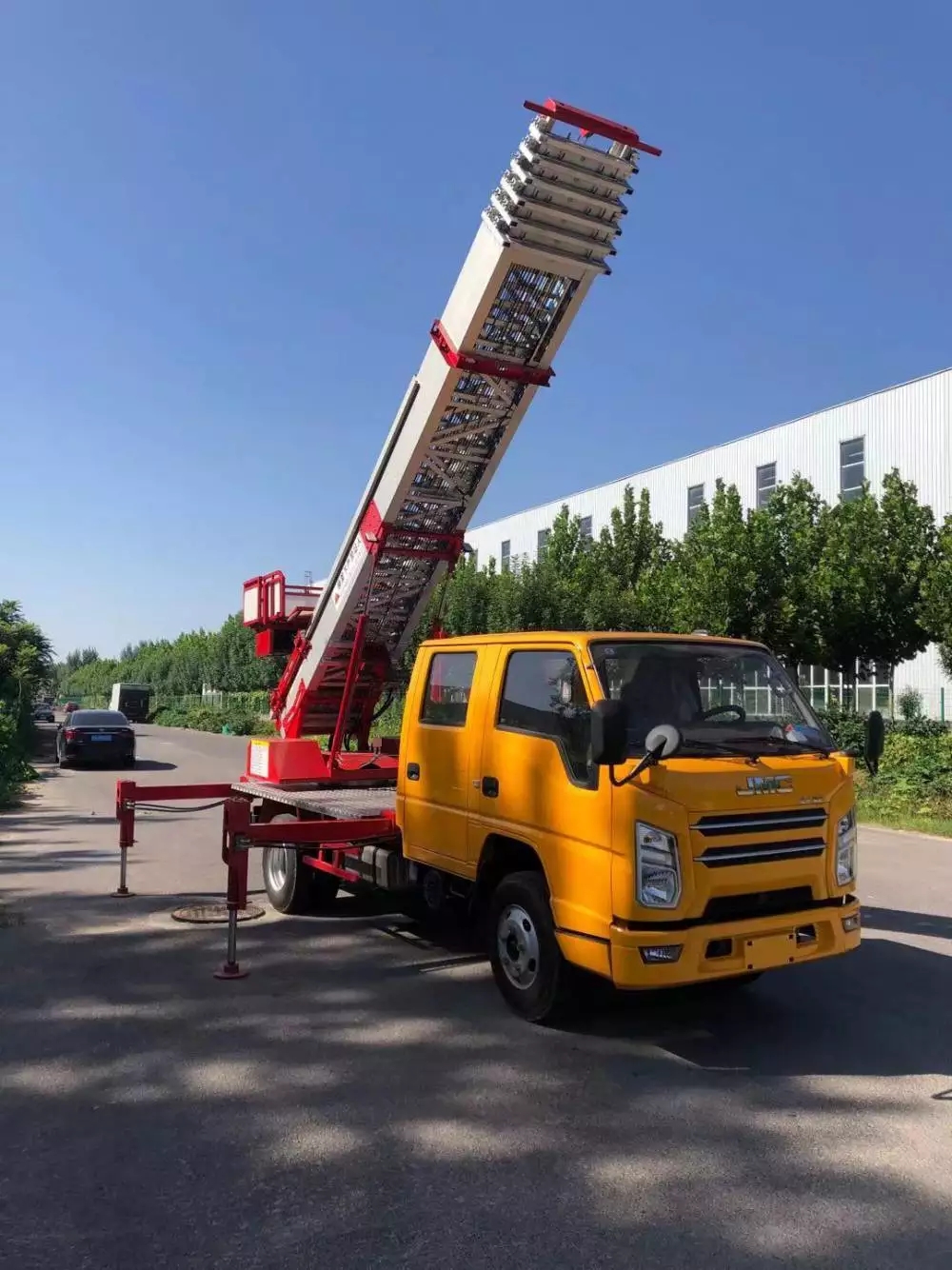 连云港赣榆附近的云梯车出租服务：轻松解决高空作业需求